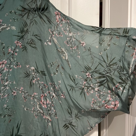 Sheer blouse with sewed in shell - Picture 2 of 3